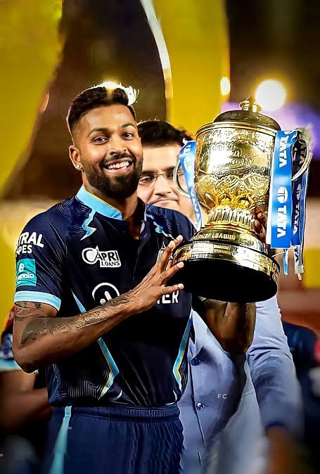 Hardik Pandya holding the IPL trophy